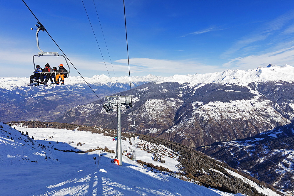 Skiers on a chair lift, Veysonnaz (Verbier), 4 Vallees, Valais, Swiss Alps, Switzerland, Europe