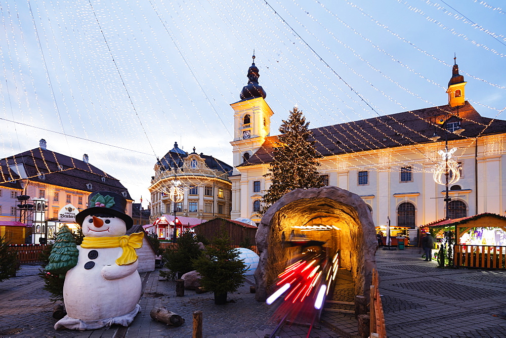 Christmas market in Plaza Piata Mare, City Hall and Baroque Jesuit Church, Sibiu, Romania, Europe