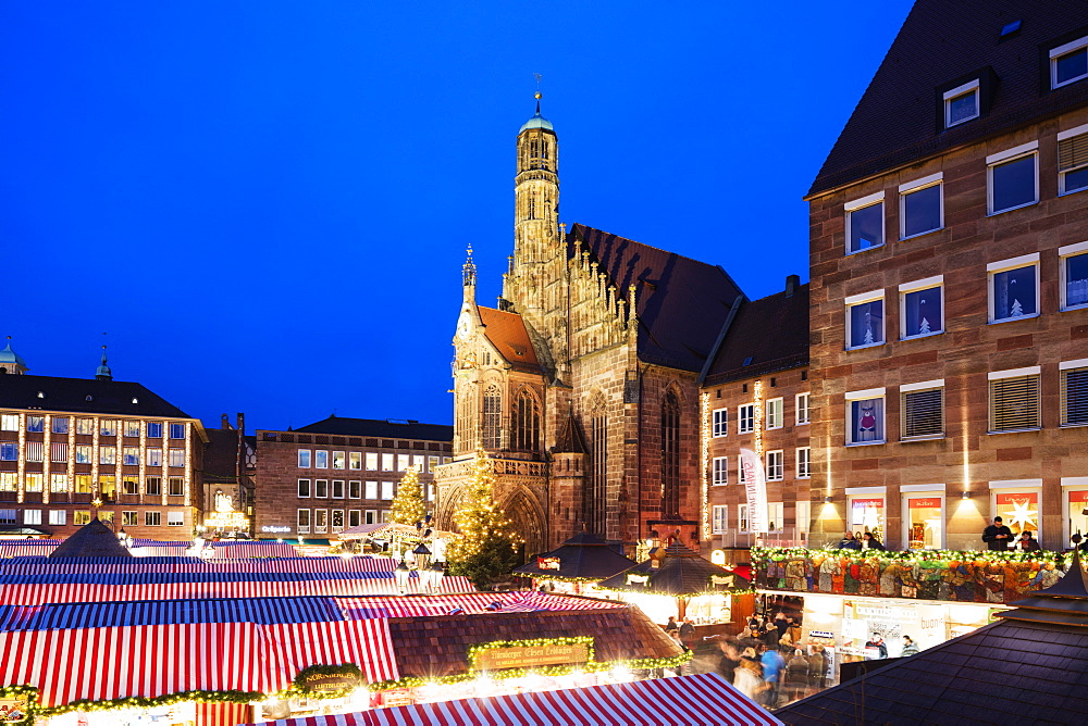 Nuremberg (Nurnberg) Christmas market in Market Square, Frauenkirche (Church of Our Lady), Nurnberg, Franconia, Bavaria, Germany, Europe