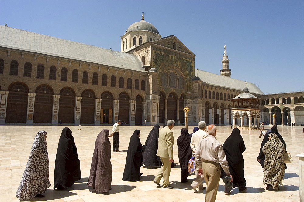 Pilgrims at Umayyad Mosque, UNESCO World Heritage Site, Damascus, Syria, Middle East