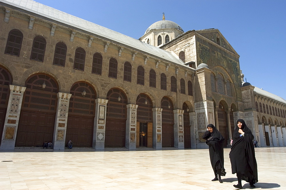 Pilgrims at Umayyad Mosque, UNESCO World Heritage Site, Damascus, Syria, Middle East