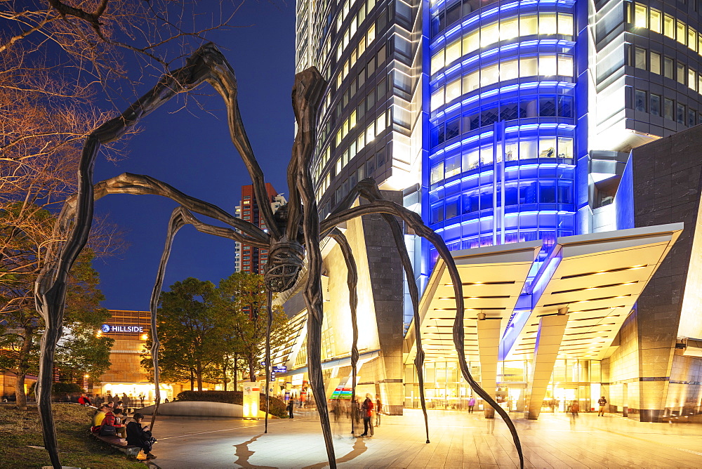 Mori Tower building, Manan spider sculpture, Roppongi Hills, Roppongi, Tokyo, Japan, Asia