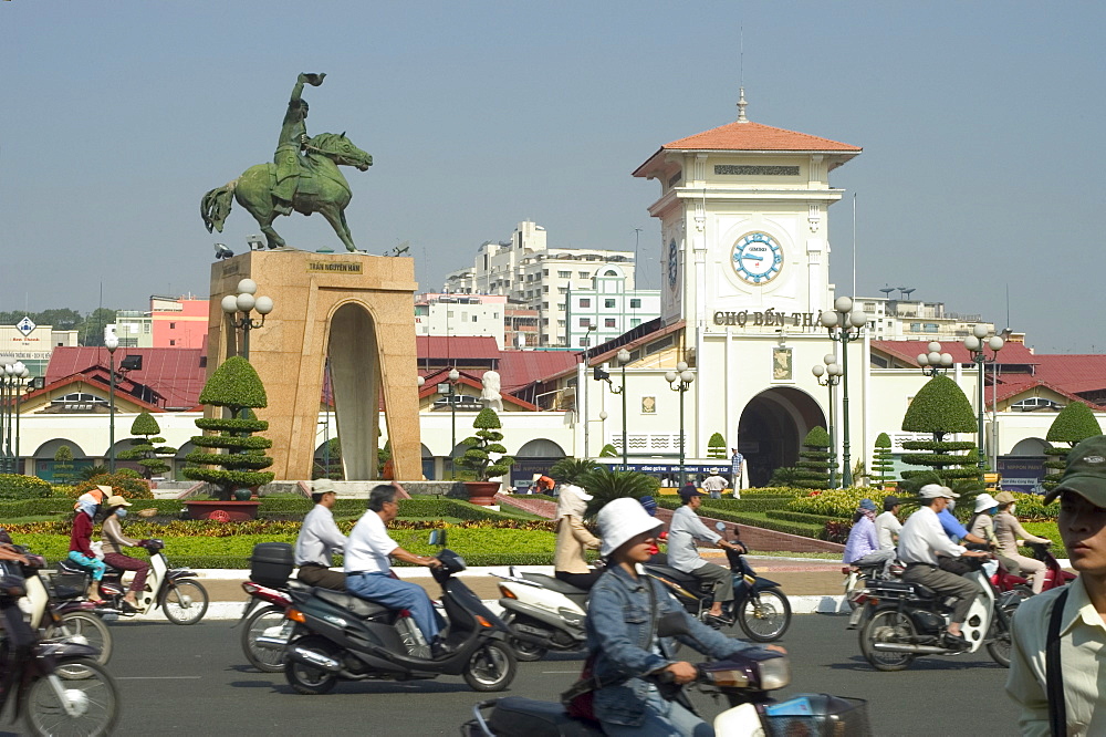 Tran Nguyen Han statue, Ben Thank public city market, Ho Chi Minh City (Saigon), Vietnam, Southeast Asia, Asia