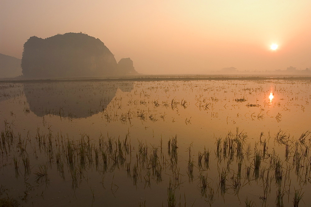 Morning mist, sunrise, limestone mountain scenery, Tam Coc, Ninh Binh, south of Hanoi, North Vietnam, Southeast Asia, Asia