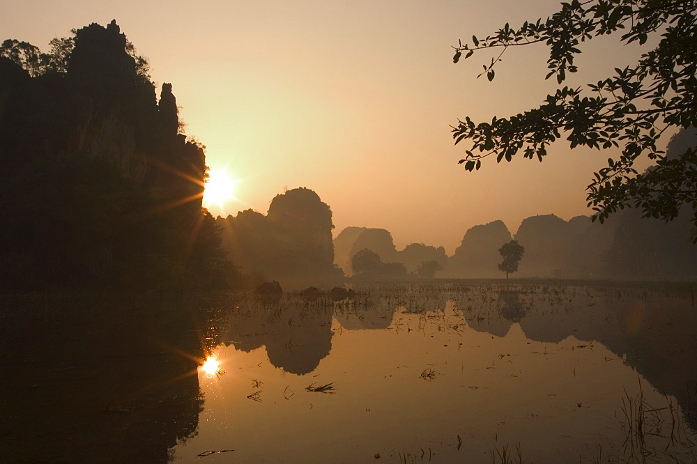 Sunrise, limestone mountain scenery, Tam Coc, Ninh Binh, south of Hanoi, North Vietnam, Southeast Asia, Asia