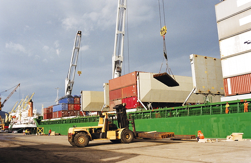 Loading of container ship, port of Bilbao, Vizcaya (Basque country), Spain, Europe