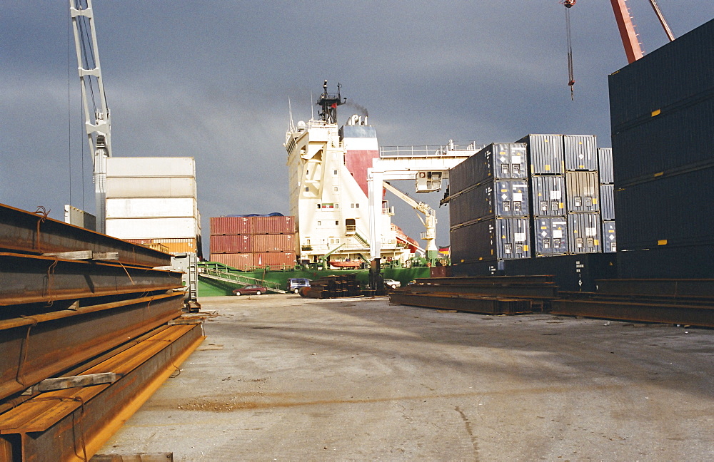 Loading of container ship, port of Bilbao, Vizcaya (Basque country), Spain, Europe