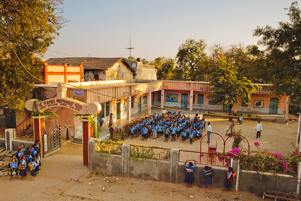 Local first school in rural village, Saijpur Ras, Gujarat, India, Asia