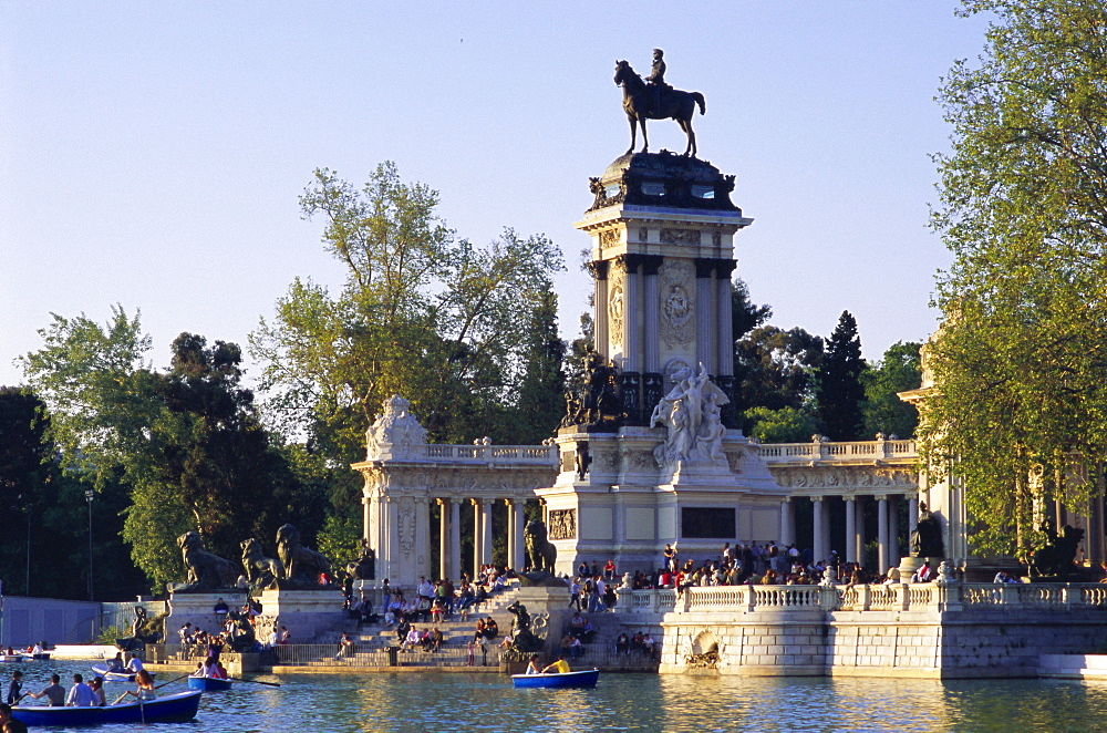 Lake and monument at park, Parque del Buen Retiro (Parque del Retiro), Retiro, Madrid, Spain, Europe