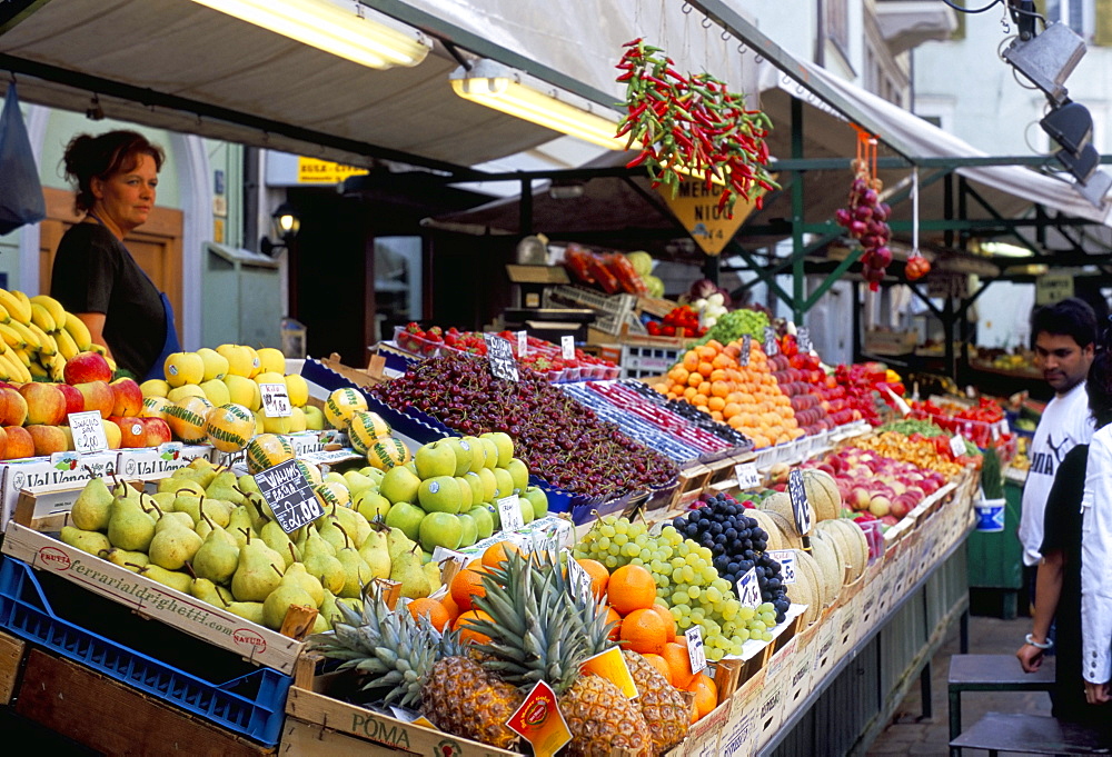 Fruit stall, market Via Goethe, Plaza delle Erbe, Bolzano, Dolomites, Alto Adige, Italy, Europe