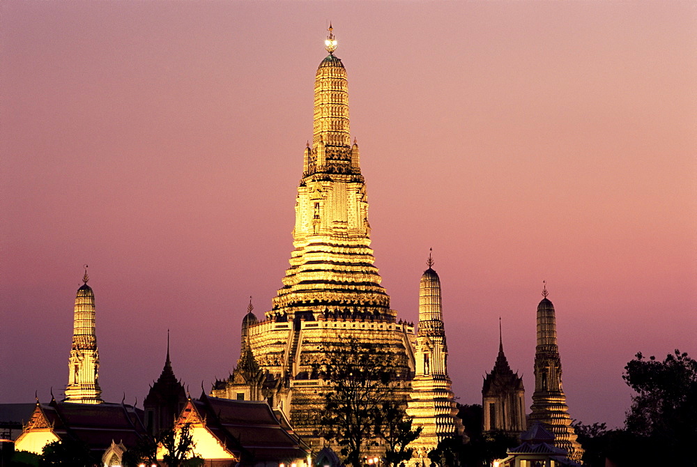 Buddhist temple of Wat Arun (Temple of the Dawn) at twilight, dating from 19th century, Bankok Noi, Bangkok, Thailand, Southeast Asia, Asia