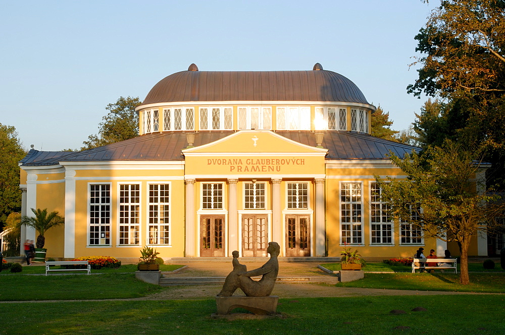 Dvorana Glauberovych Spring Spa building dating from the 19th century, in spa town of Frantiskovy Lazne, Karlovarsky Region, West Bohemia, Czech Republic, Europe