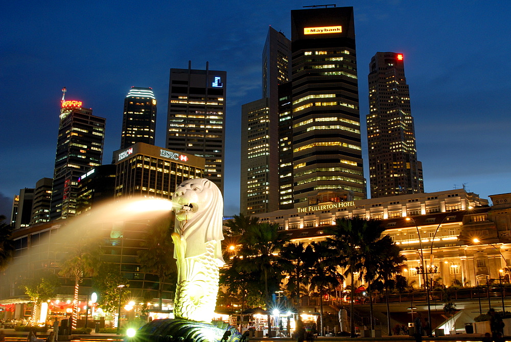 Merlion fountain with statue of half lion and fish, that has become a symbol of Singapore, with City buildings beyond, Singapore, Southeast Asia, Asia