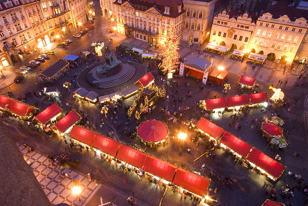 Christmas market at Staromestske (Old Town Square) with statue of Jan Hus, Stare Mesto (Old Town), UNESCO World Heritage Site, Prague, Czech Republic, Europe