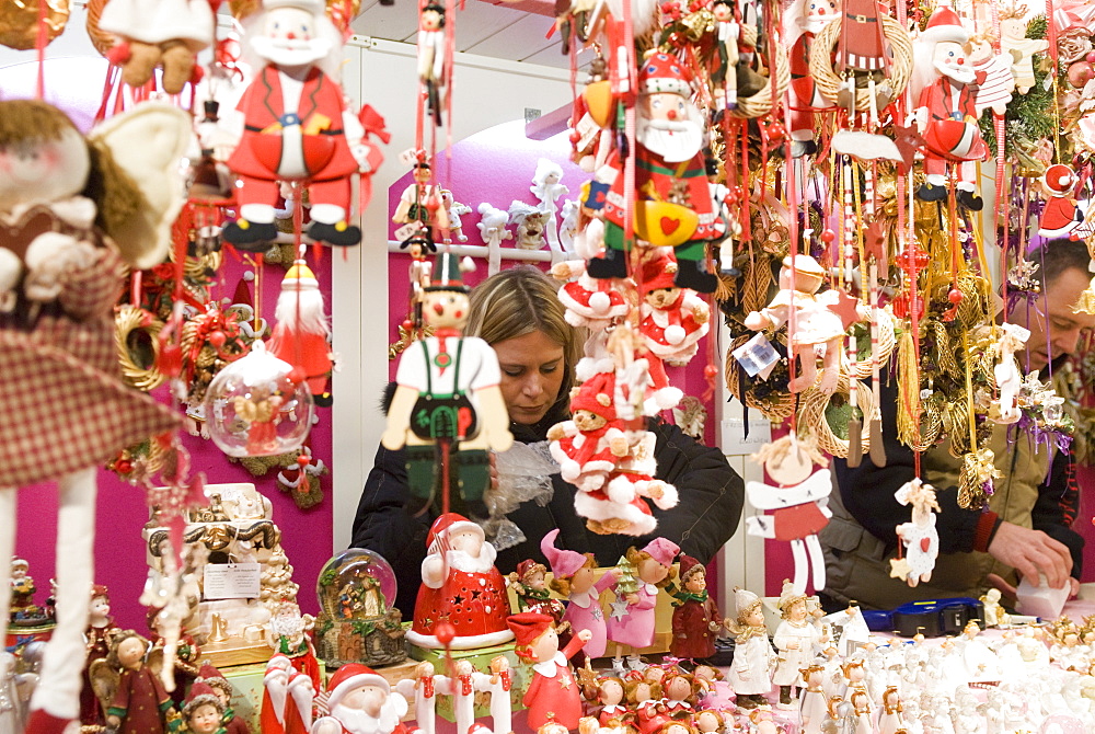 Vendors at Christmas decorations stall, Christkindlmarkt (Christmas Market) at Rathausplatz, Innere Stadt, Vienna, Austria, Europe