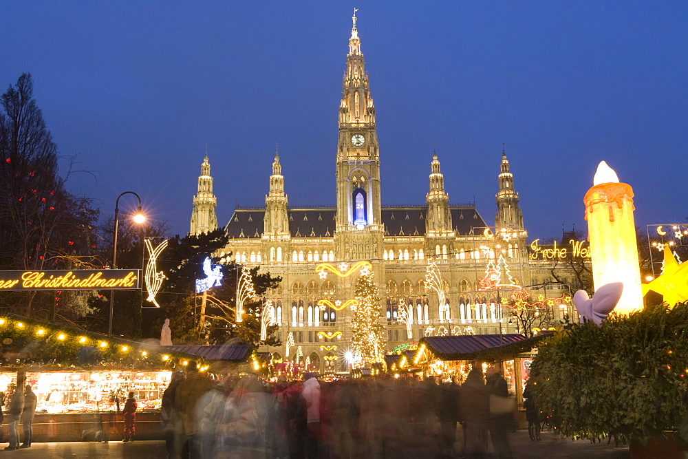 Christkindlmarkt (Christmas Market) and Rathaus (Town Hall) at Rathausplatz at twilight, Innere Stadt, Vienna, Austria, Europe