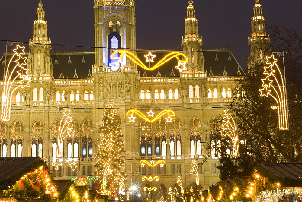 Christkindlmarkt (Christmas Market) and Rathaus (Town Hall) at Rathausplatz at twilight, Innere Stadt, Vienna, Austria, Europe