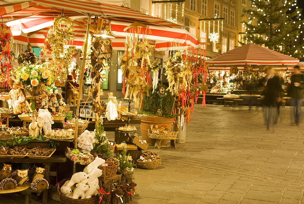 Altermarkt Christmas market at night, Altermarkt Square, Salzburg, Austria, Europe