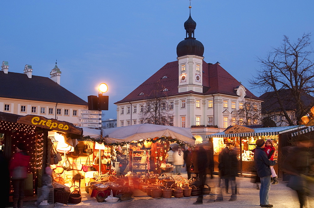 Christmas Market (Christkindlmarkt) stalls and Town Hall, Kapellplatz, at twilight, Altotting, Bavaria (Bayern), Germany, Europe