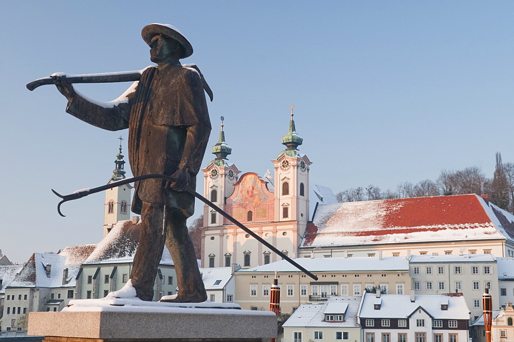 Statue honouring townspeople and Baroque Michaelerkirche church dating from 1635 at sunset, Steyr, Oberosterreich (Upper Austria), Austria, Europe