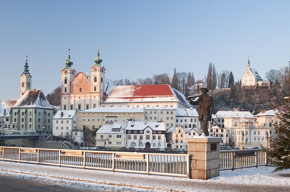 Statue honouring townspeople and Baroque Michaelerkirche church dating from 1635 at sunset, Steyr, Oberosterreich (Upper Austria), Austria, Europe