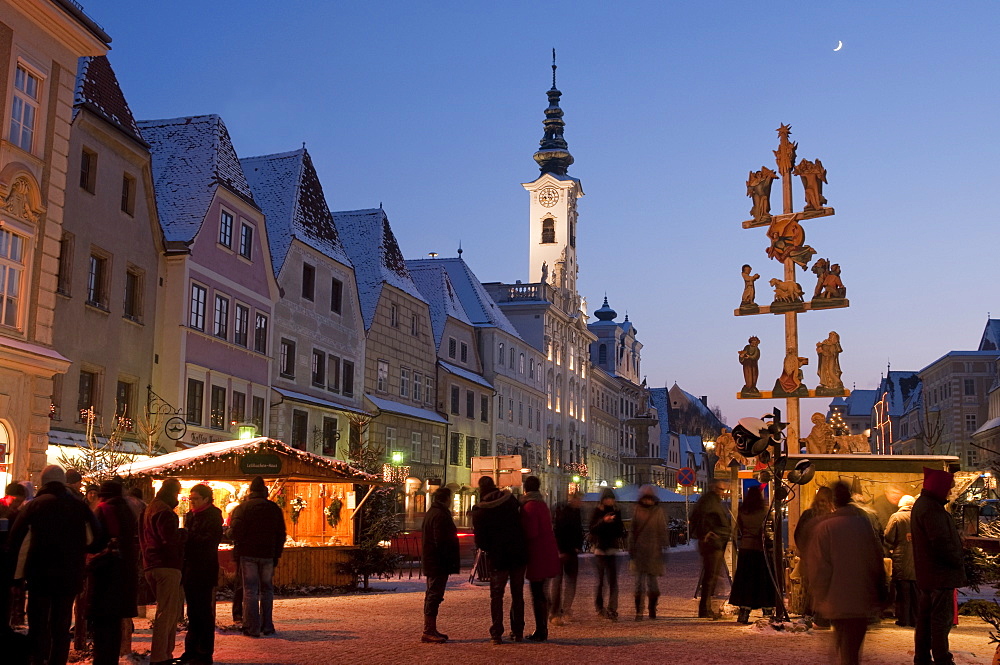 Christmas pole with Nativity Scenes, Town Hall (Rathaus), and Christmas Market stalls, Stadtplatz, Steyr, Oberosterreich (Upper Austria), Austria, Europe