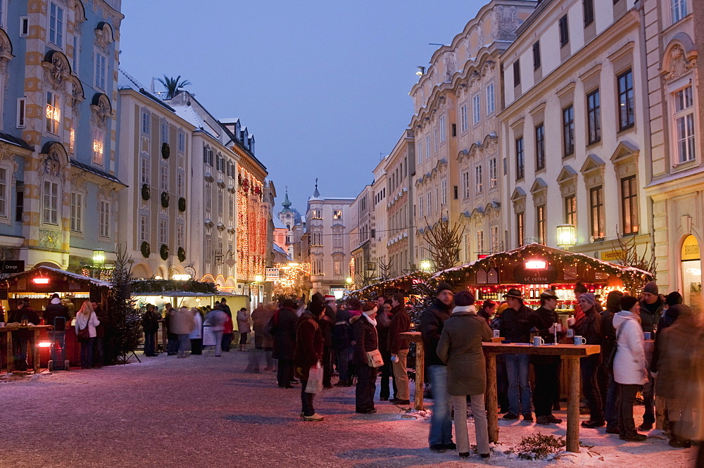 Stalls and people at Christmas Market, Stadtplatz, Steyr, Oberosterreich (Upper Austria), Austria, Europe