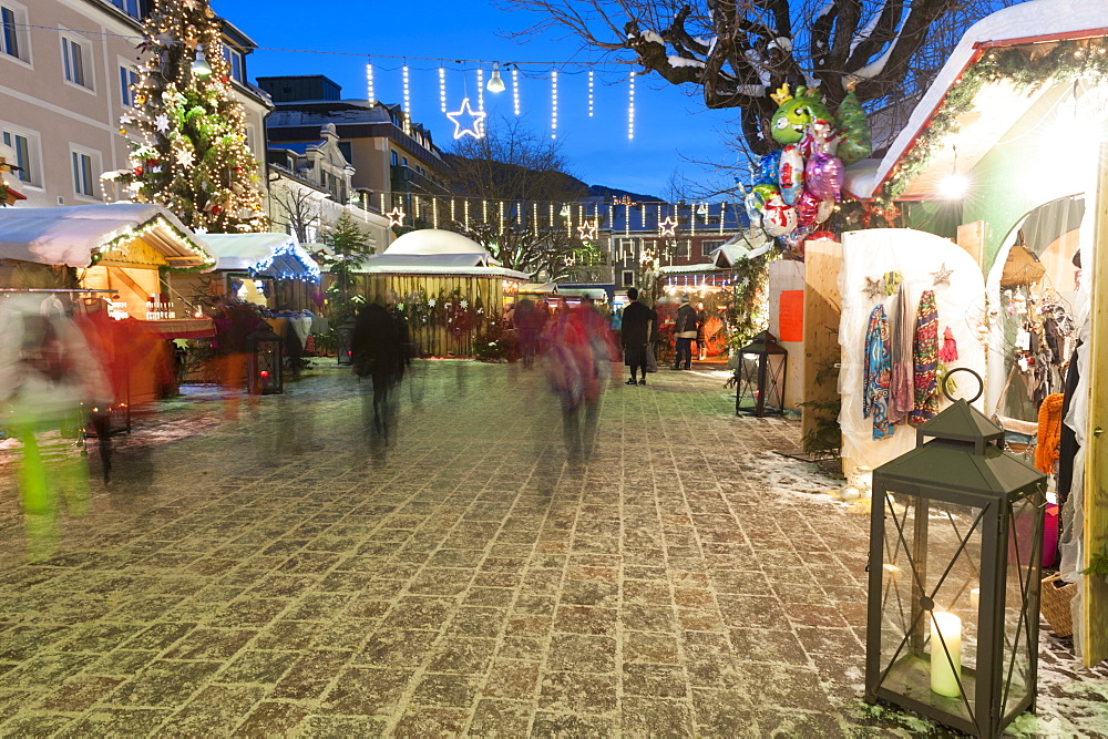 People at Christmas market, Haupt Square, Schladming, Steiemark, Austria, Europe 