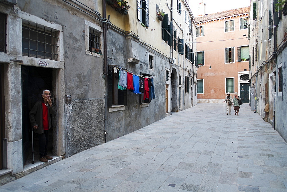 Watching life in the Castello district, Venice, UNESCO World Heritage Site, Veneto, Italy, Europe