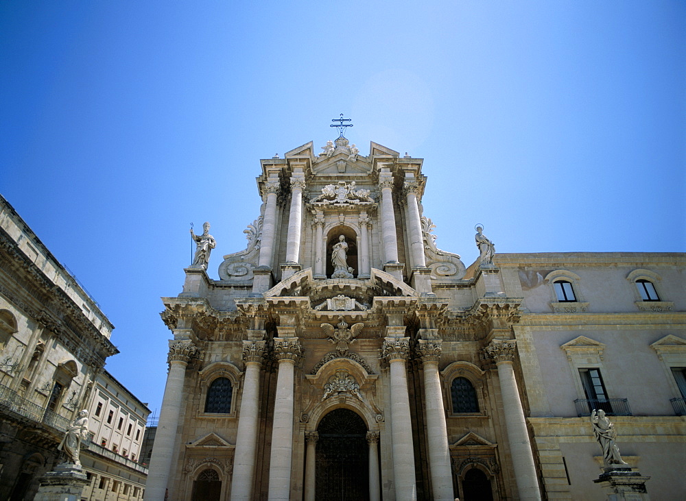 The cathedral, Siracusa (Syracuse), Sicily, Italy, Europe