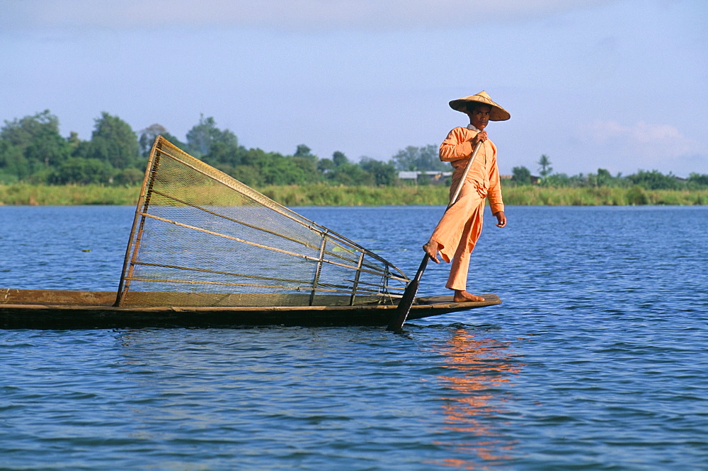 Fisherman, Inle Lake, Shan State, Myanmar (Burma), Asia