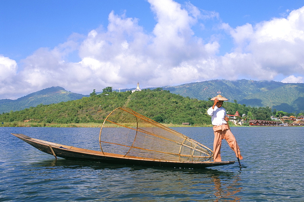 Fisherman, Inle Lake, Shan State, Myanmar (Burma), Asia