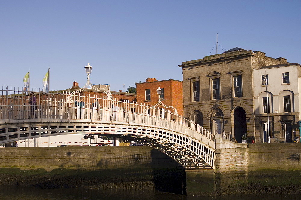 Half Penny Bridge (Ha'Penny Bridge) over Liffey River, Dublin, County Dublin, Republic of Ireland (Eire), Europe