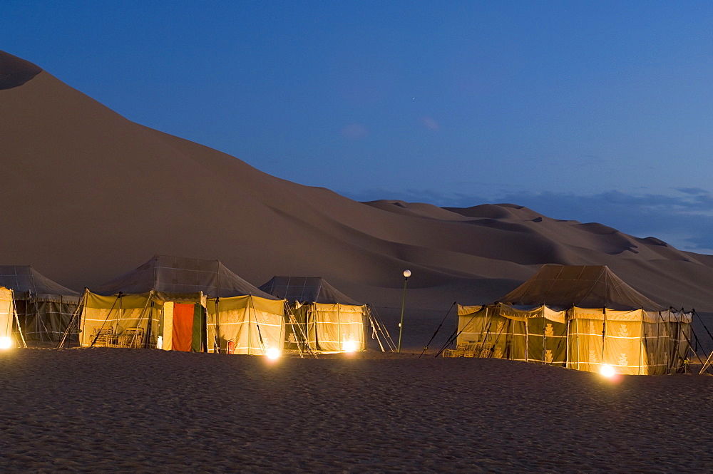 Tourist camp, Erg Awbari, Sahara desert, Fezzan, Libya, North Africa, Africa