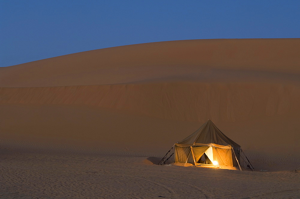 Tourist camp, Erg Awbari, Sahara desert, Fezzan, Libya, North Africa, Africa