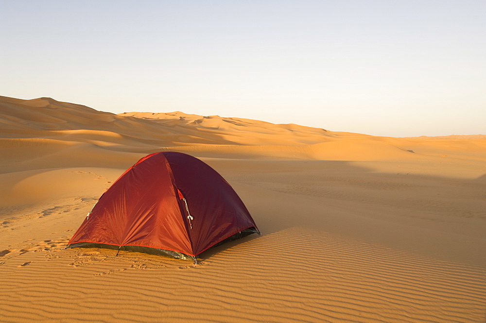 Tent in desert, Erg Awbari, Sahara desert, Fezzan, Libya, North Africa, Africa