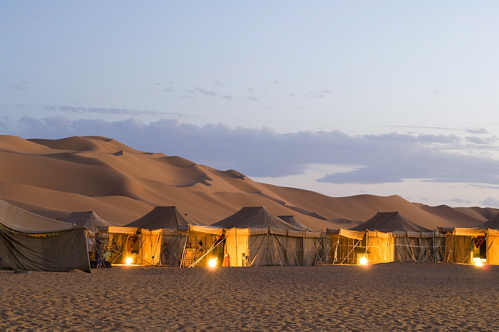 Tourist camp, Erg Awbari, Sahara desert, Fezzan, Libya, North Africa, Africa