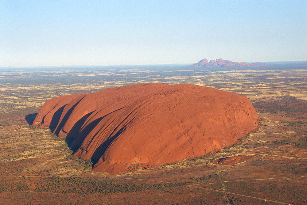 Uluru (Ayers Rock), Uluru-Kata Tjuta National Park, UNESCO World Heritage Site, with the Olgas in the distance, Northern Territory, Australia, Pacific