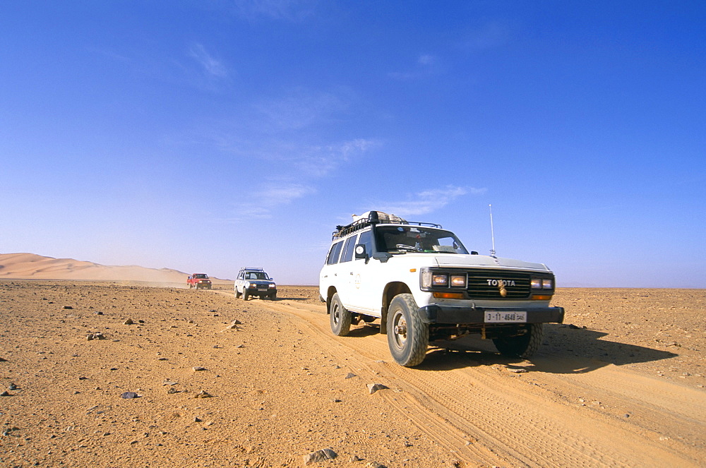 Jeeps driving through desert, Erg Murzuq, Sahara desert, Fezzan, Libya, North Africa, Africa