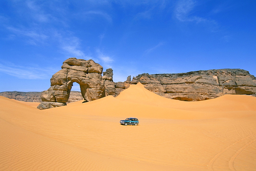 Afzgar Arch, Akakus, Sahara desert, Fezzan, Libya, North Africa, Africa