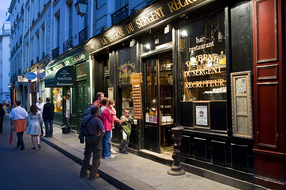 La Taverne du Sergent Recruteur restaurant at dusk, Ile Saint-Louis, Paris, France, Europe