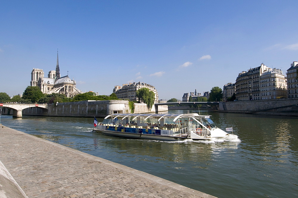 River Seine and Notre Dame Cathedral, Paris, France, Europe