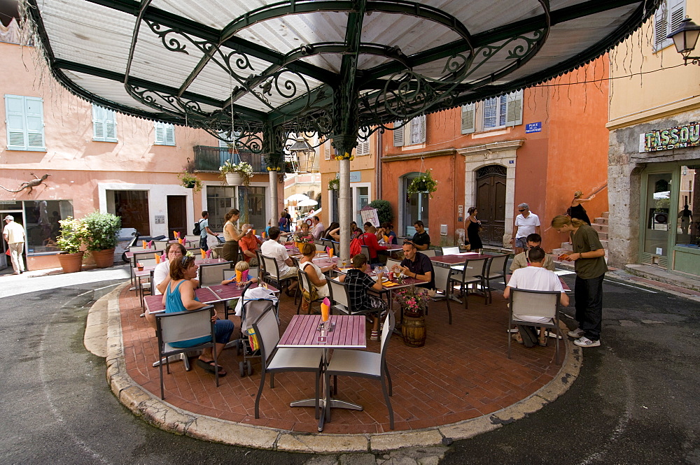 Outdoor caf•À? in Place de la Poisonnerie, Grasse, Alpes-Maritimes, Provence, France, Europe