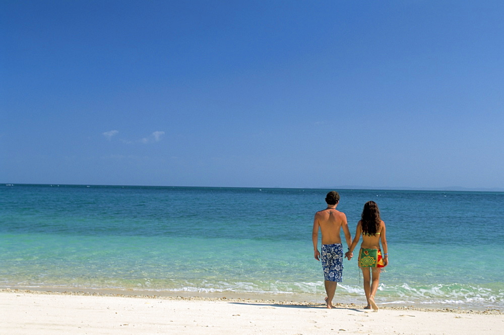 Couple walking on sandy beach, Chapera island (Contadora), Las Perlas archipelago, Panama, Central America