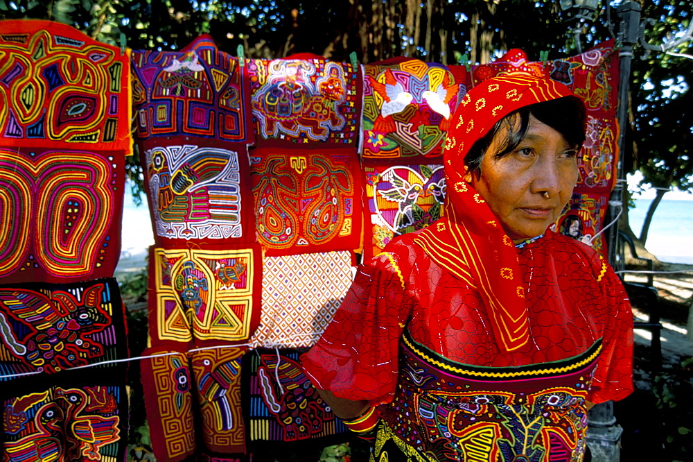 Kuna (Cuna) woman, Contadora island, Las Perlas archipelago, Panama, Central America