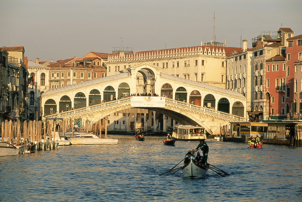 Rialto Bridge and the Grand Canal, Venice, UNESCO World Heritage Site, Veneto, Italy, Europe