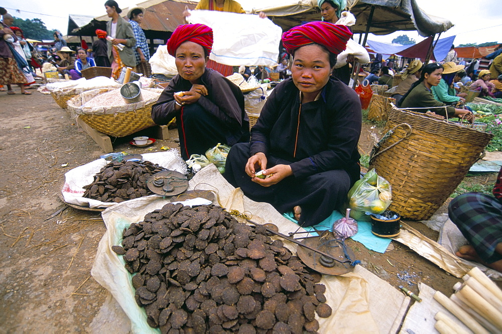 Pa-o women at market, Heho, Shan State, Myanmar (Burma), Asia