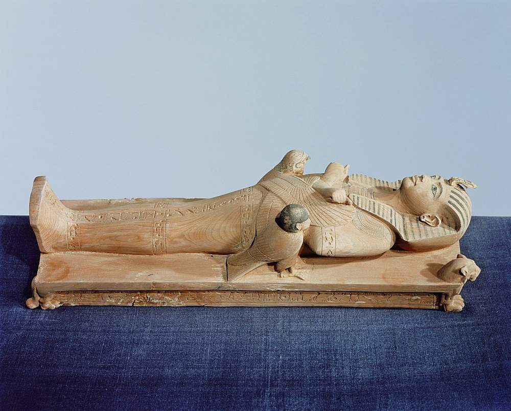 Image of the king's mummy on its funeral bed flanked by the king's two souls, dedicated by Maya, from the tomb of the pharoah Tutankhamun, discovered in the Valley of the Kings, Thebes, Egypt, North Africa, Africa