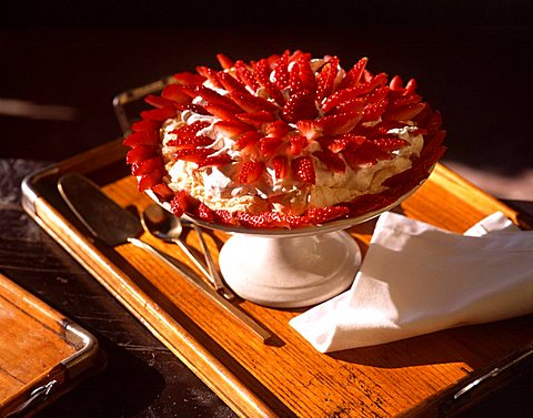 Meringue pie with strawberries and cream, Italy