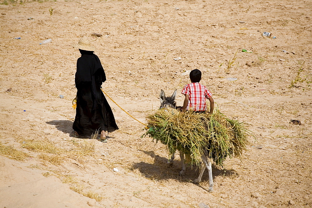 Countrywomen with typical straw hat, Hadramout Valley, Shibam, Yemen, Middle East  